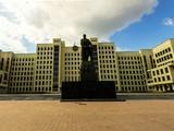Памятник Владимиру Ильичу Ленину возле Дома Правительства